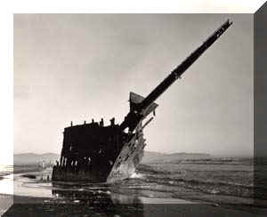 Peter Iredale bowsprit.jpg (15306 bytes)